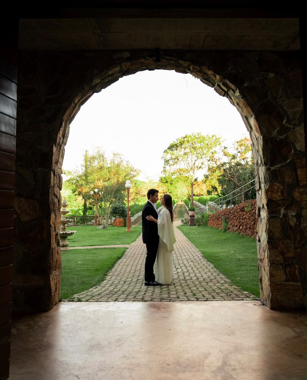 Lavínia e Fellipe no arco de pedras